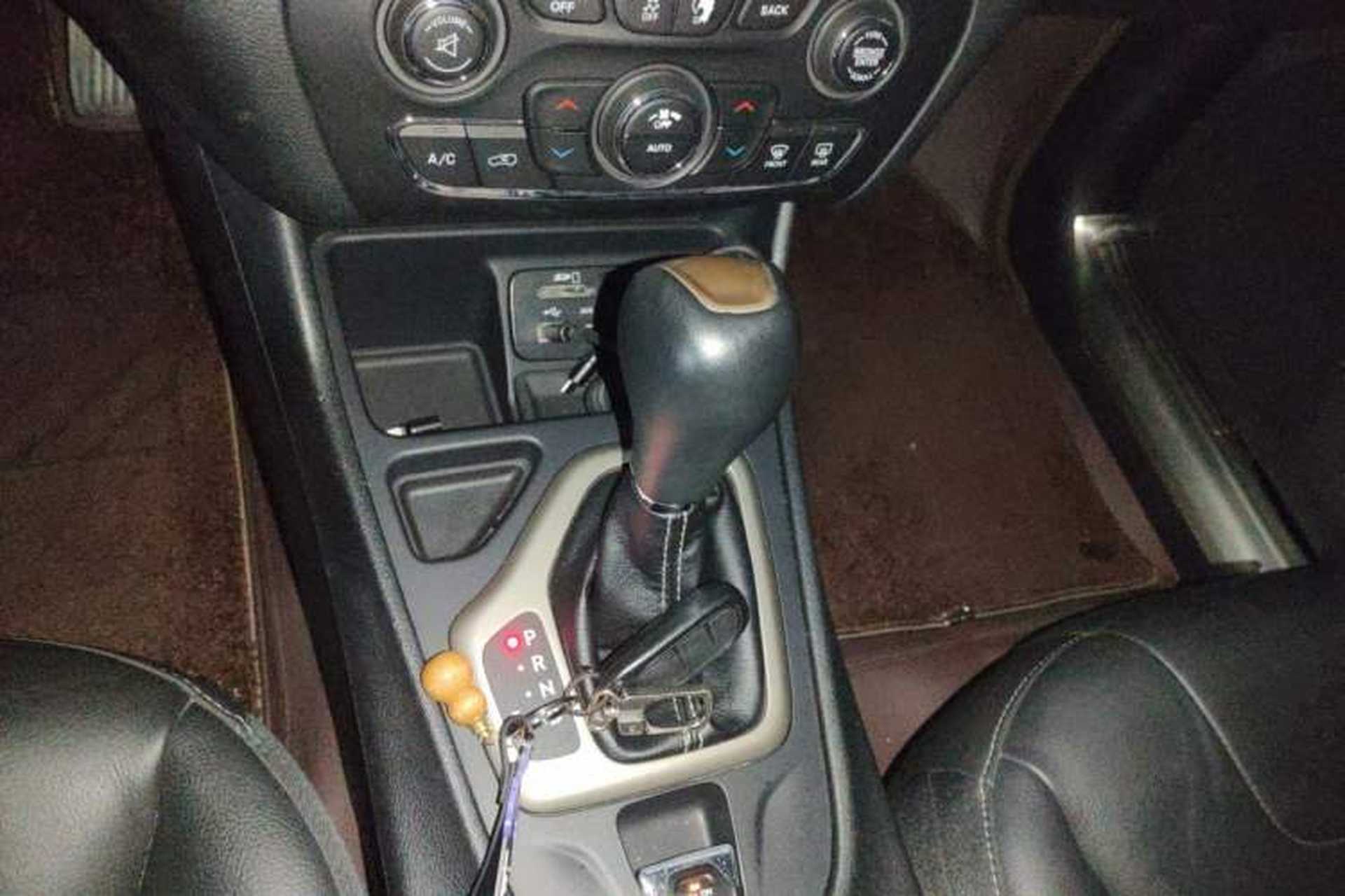 Used Jeep Cherokee 2017 2.0L Superior Edition Gear Lever