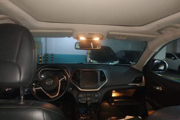 Used Jeep Cherokee 2017 2.4L Leading Edition Headliner