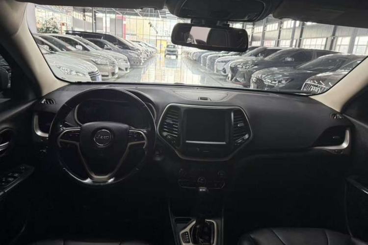 Used Jeep Cherokee 2017 2.0L Superior Edition Interior 1