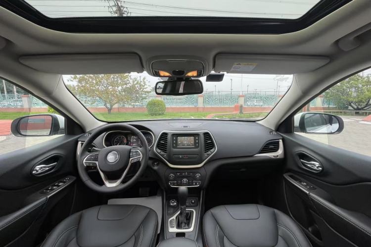 Used Jeep Cherokee 2017 2.4L Professional Edition Interior 1