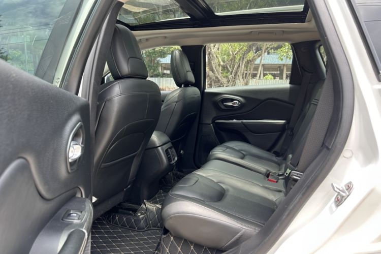 Used Jeep Cherokee 2017 2.4L Leading Smart Edition Interior 1