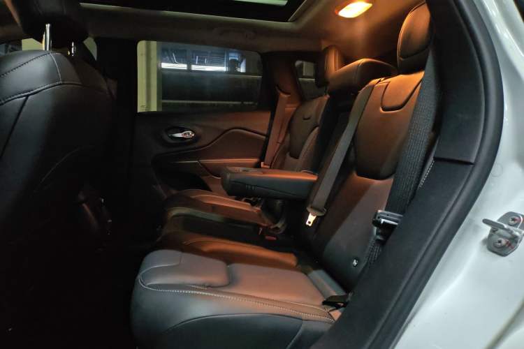 Used Jeep Cherokee 2017 2.0L Superior Edition Interior 1