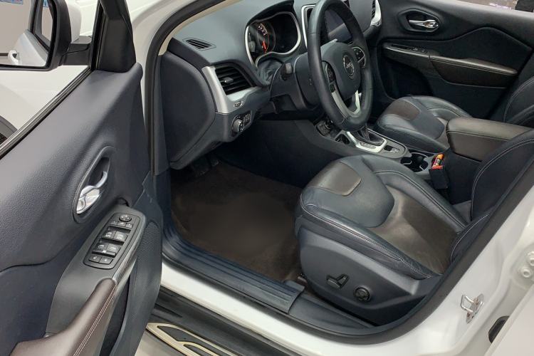 Used Jeep Cherokee 2017 2.4L Leading Edition Interior 1