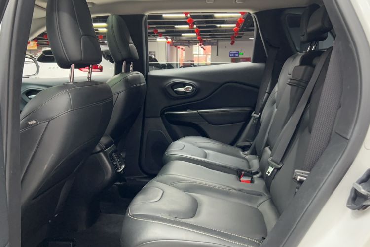 Used Jeep Cherokee 2017 2.0L Superior Edition Interior 1