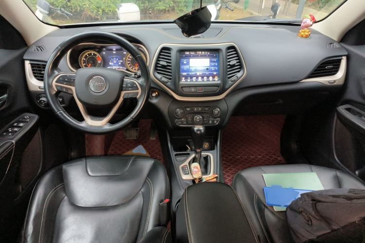 Used Jeep Cherokee 2017 2.0L Superior Edition Interior 2