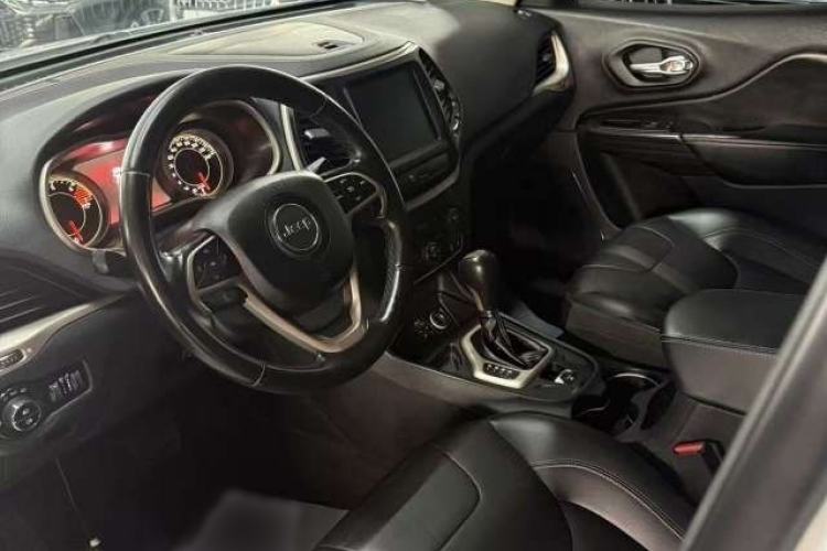 Used Jeep Cherokee 2017 2.0L Superior Edition Interior 2