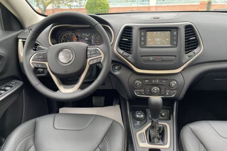 Used Jeep Cherokee 2017 2.4L Professional Edition Interior 2