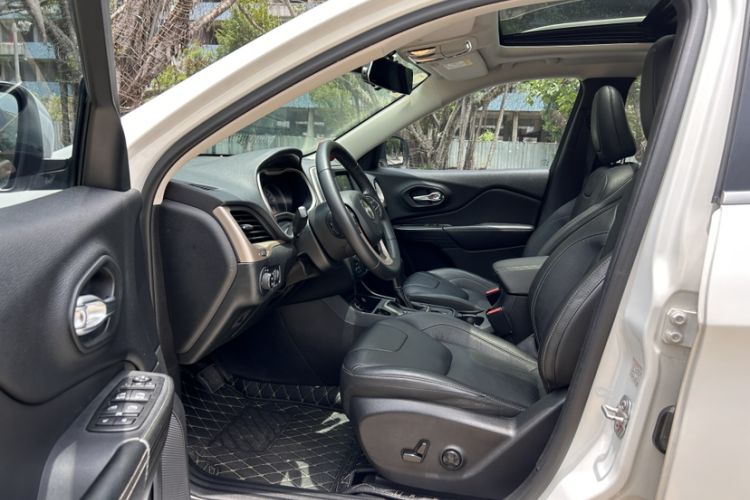 Used Jeep Cherokee 2017 2.4L Leading Smart Edition Interior 2