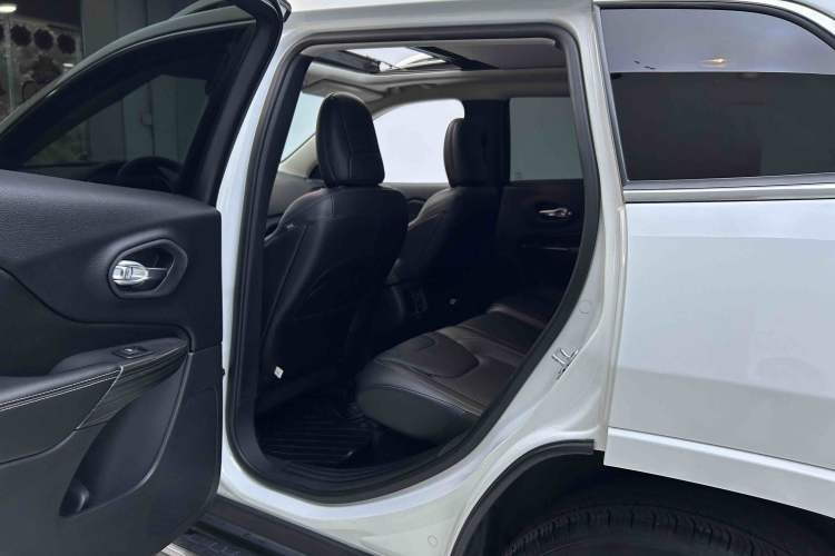 Used Jeep Cherokee 2017 2.4L Superior Edition Interior 2