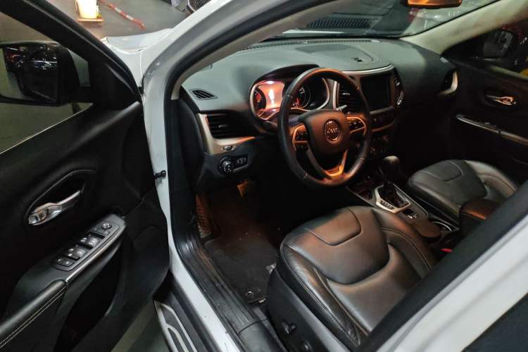 Used Jeep Cherokee 2017 2.0L Superior Edition Interior 2