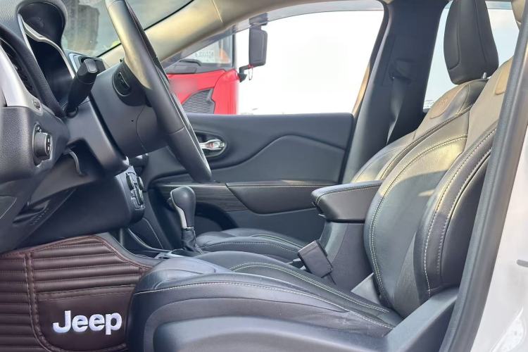 Used Jeep Cherokee 2017 2.4L Leading Edition Interior 2