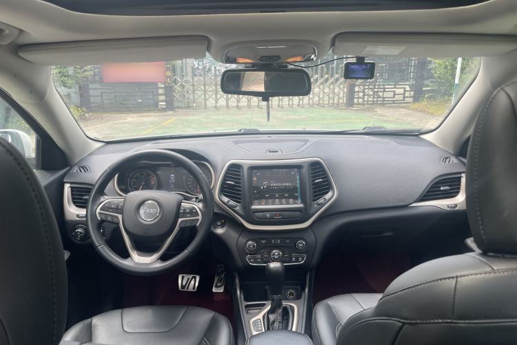 Used Jeep Cherokee 2017 2.0L Superior Edition Interior 2
