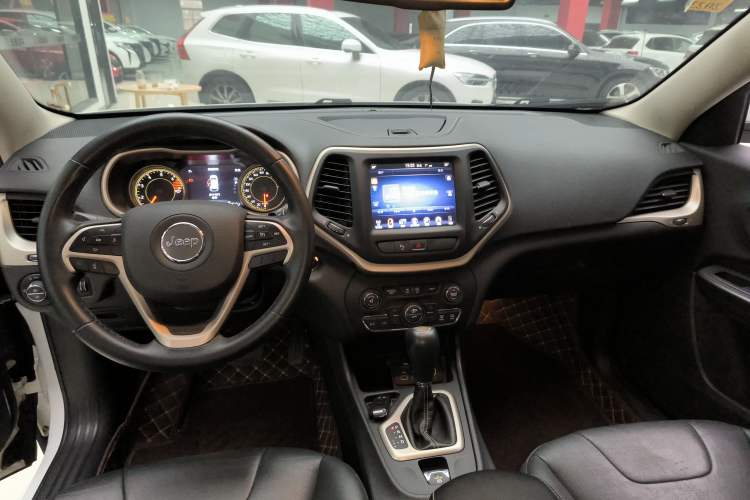 Used Jeep Cherokee 2017 2.0L Superior Edition Interior 2