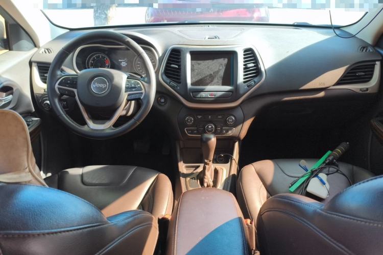 Used Jeep Cherokee 2017 2.0L Superior Edition Interior 2