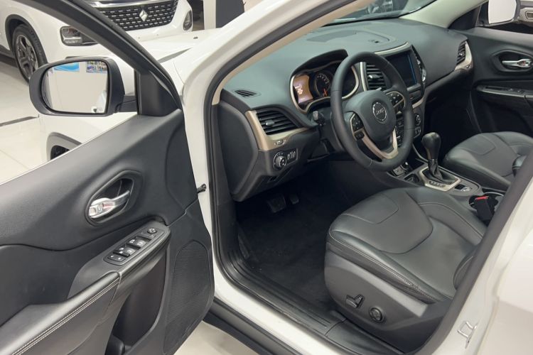 Used Jeep Cherokee 2017 2.0L Superior Edition Interior 2