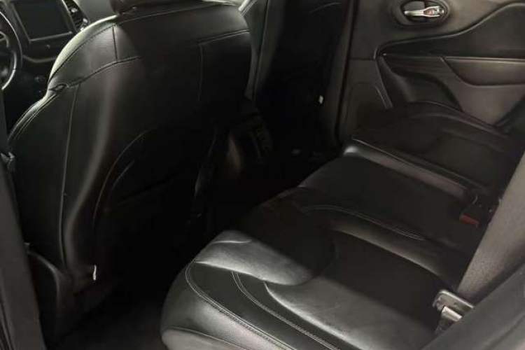 Used Jeep Cherokee 2017 2.0L Superior Edition Interior 3