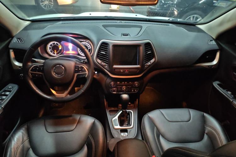 Used Jeep Cherokee 2017 2.0L Superior Edition Interior 3