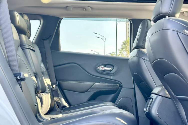Used Jeep Cherokee 2017 2.4L Leading Edition Interior 3
