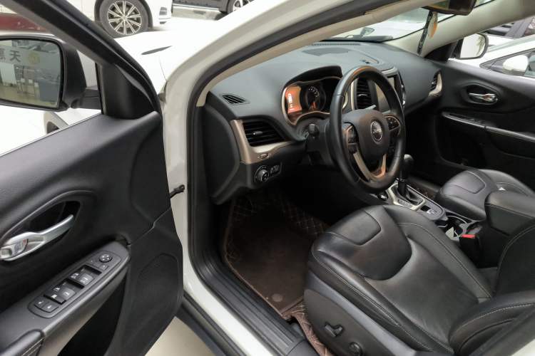 Used Jeep Cherokee 2017 2.0L Superior Edition Interior 3