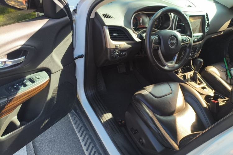 Used Jeep Cherokee 2017 2.0L Superior Edition Interior 3
