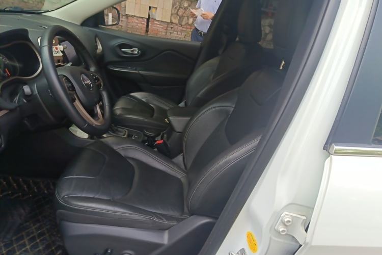 Used Jeep Cherokee 2017 2.4L Leading Smart Edition Interior 3