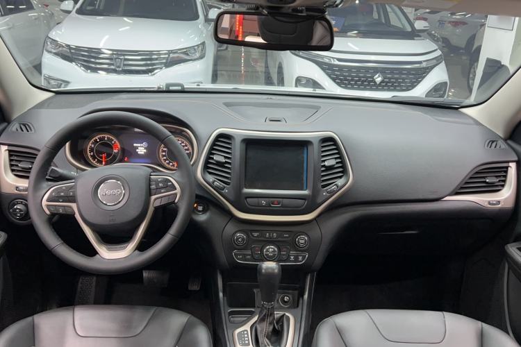 Used Jeep Cherokee 2017 2.0L Superior Edition Interior 3