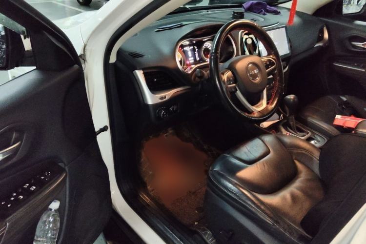 Used Jeep Cherokee 2017 2.4L Leading Edition Interior 3