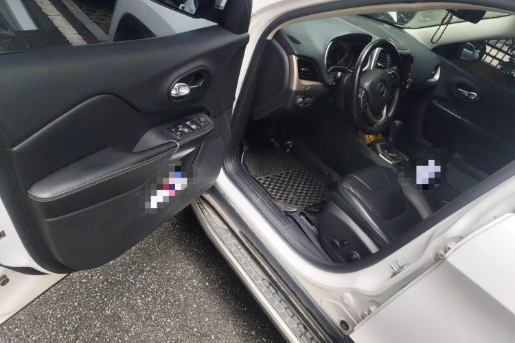 Used Jeep Cherokee 2017 2.0L Superior Edition Interior 3
