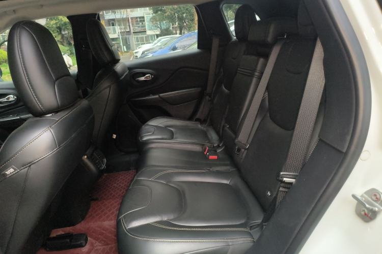 Used Jeep Cherokee 2017 2.0L Superior Edition Interior 4