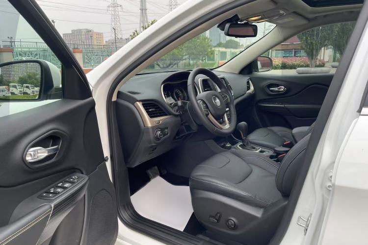Used Jeep Cherokee 2017 2.4L Professional Edition Interior 4