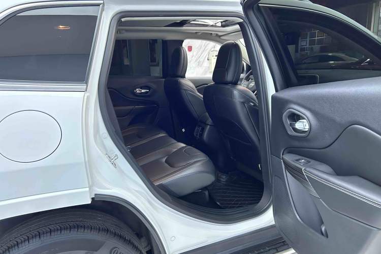 Used Jeep Cherokee 2017 2.4L Superior Edition Interior 4