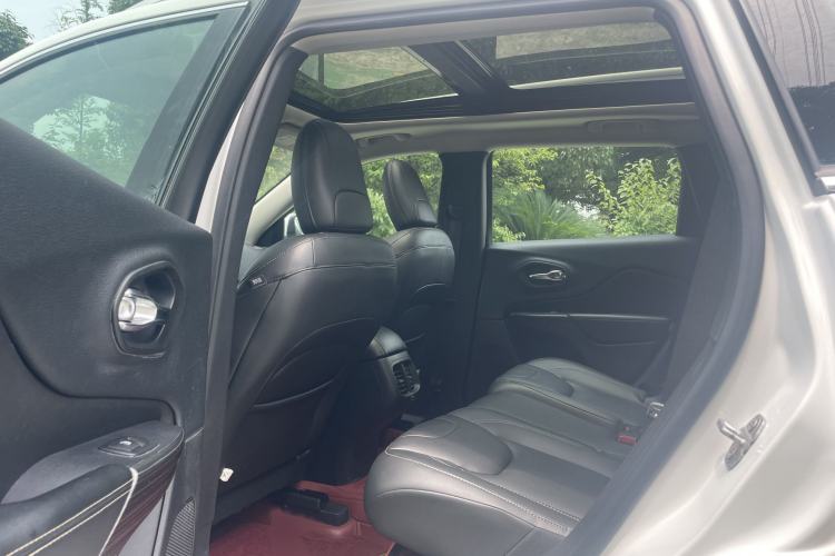 Used Jeep Cherokee 2017 2.0L Superior Edition Interior 4