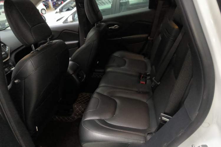 Used Jeep Cherokee 2017 2.0L Superior Edition Interior 4