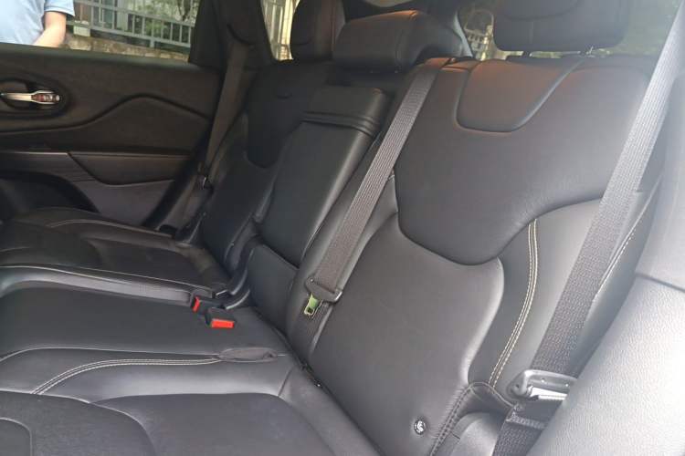 Used Jeep Cherokee 2017 2.4L Leading Smart Edition Interior 4