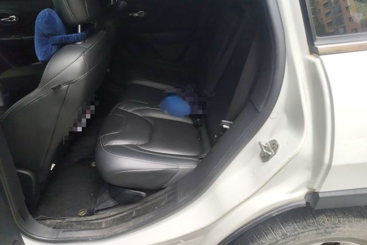 Used Jeep Cherokee 2017 2.0L Superior Edition Interior 4
