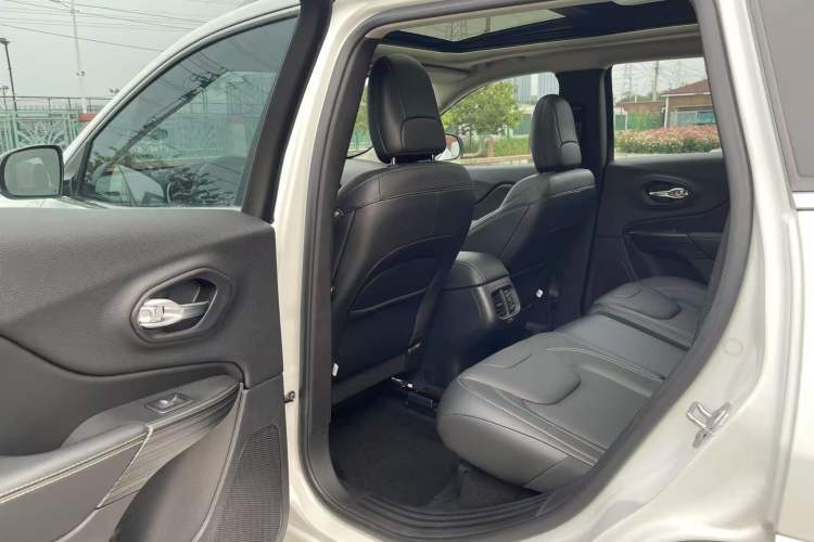 Used Jeep Cherokee 2017 2.4L Professional Edition Interior 5