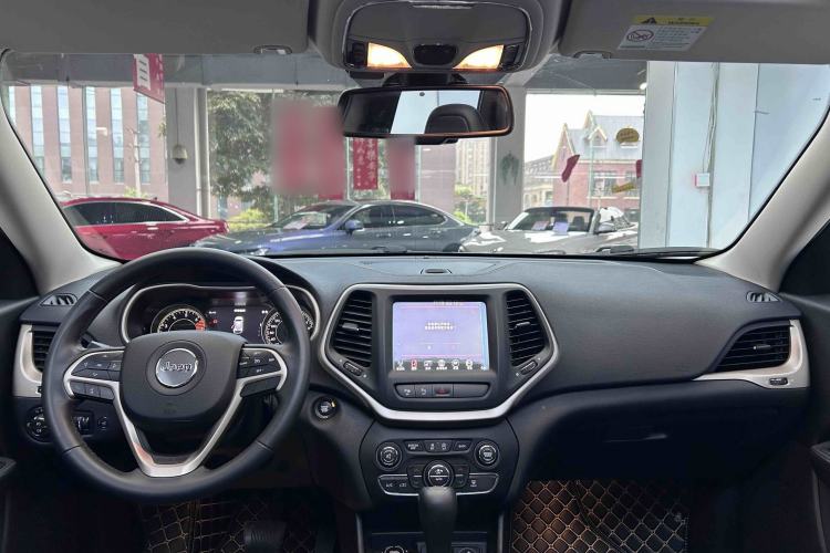 Used Jeep Cherokee 2017 2.4L Superior Edition Interior 5