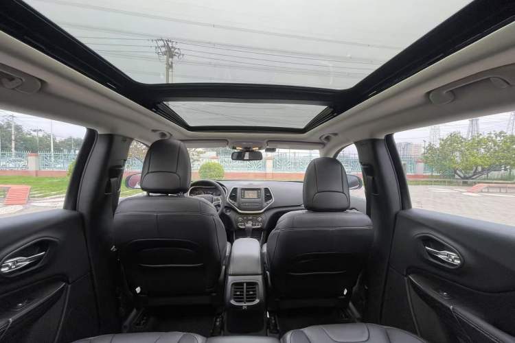 Used Jeep Cherokee 2017 2.4L Professional Edition Interior 6