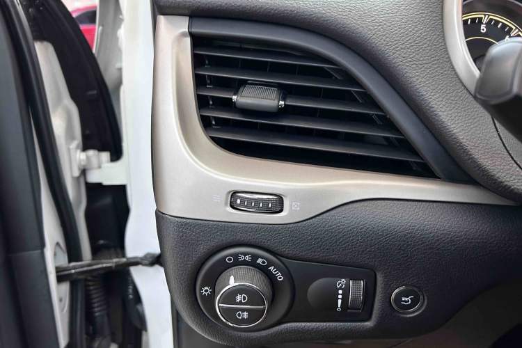Used Jeep Cherokee 2017 2.4L Superior Edition Interior 6