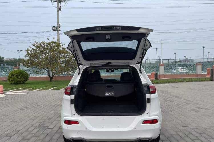 Used Jeep Cherokee 2017 2.4L Professional Edition Interior 7