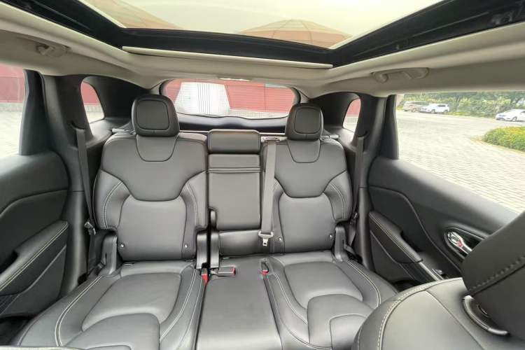 Used Jeep Cherokee 2017 2.4L Professional Edition Interior 8