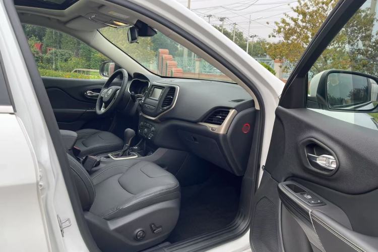 Used Jeep Cherokee 2017 2.4L Professional Edition Interior 9