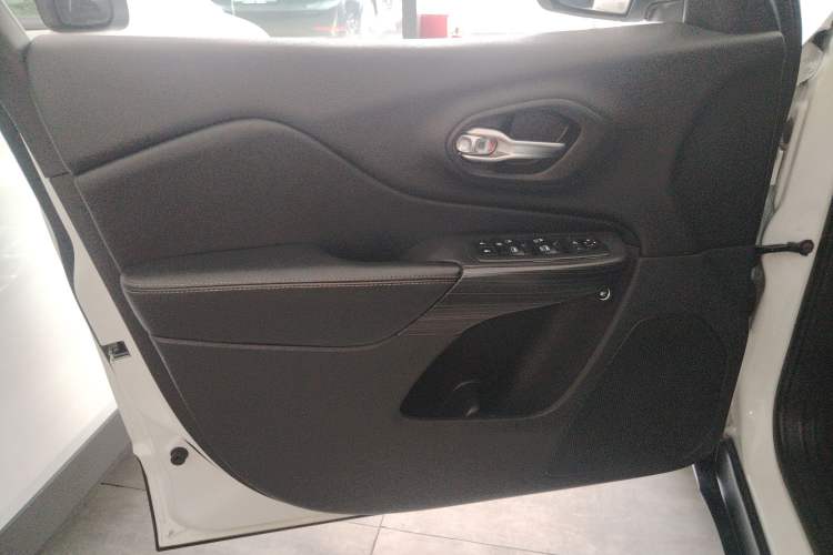 Used Jeep Cherokee 2017 2.0L Superior Edition Left Front Door Interior