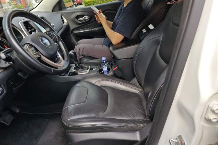 Used Jeep Cherokee 2017 2.0L Superior Edition Left Front Seat