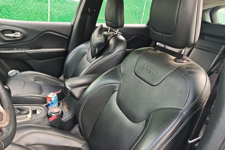 Used Jeep Cherokee 2017 2.0L Superior Edition Left Front Seat