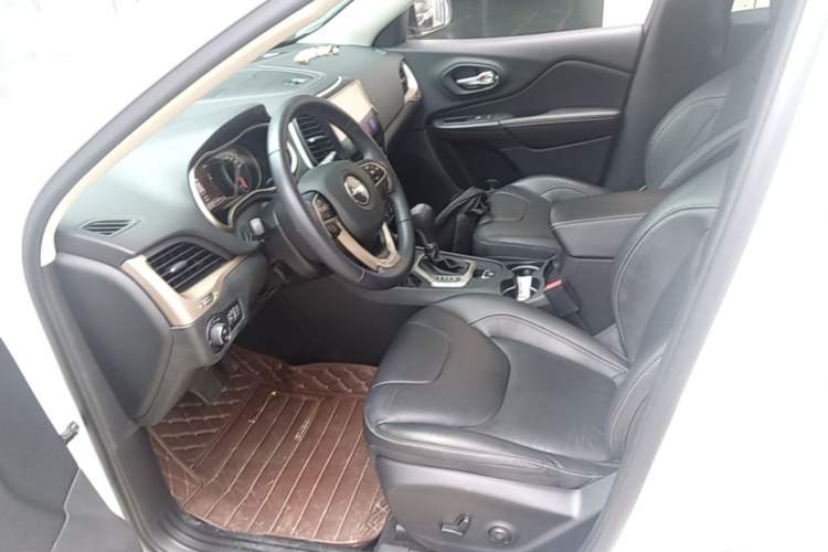 Used Jeep Cherokee 2017 2.0L Superior Edition Left Front Seat