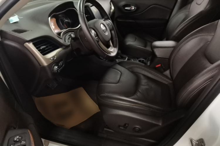 Used Jeep Cherokee 2017 2.0L Superior Edition Left Front Seat
