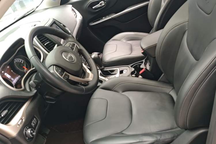 Used Jeep Cherokee 2017 2.0L Superior Edition Left Front Seat