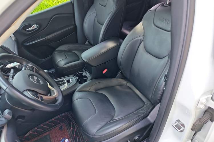 Used Jeep Cherokee 2017 2.0L Superior Edition Left Front Seat
