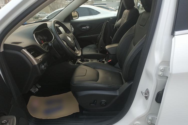 Used Jeep Cherokee 2017 2.0L Superior Edition Left Front Seat